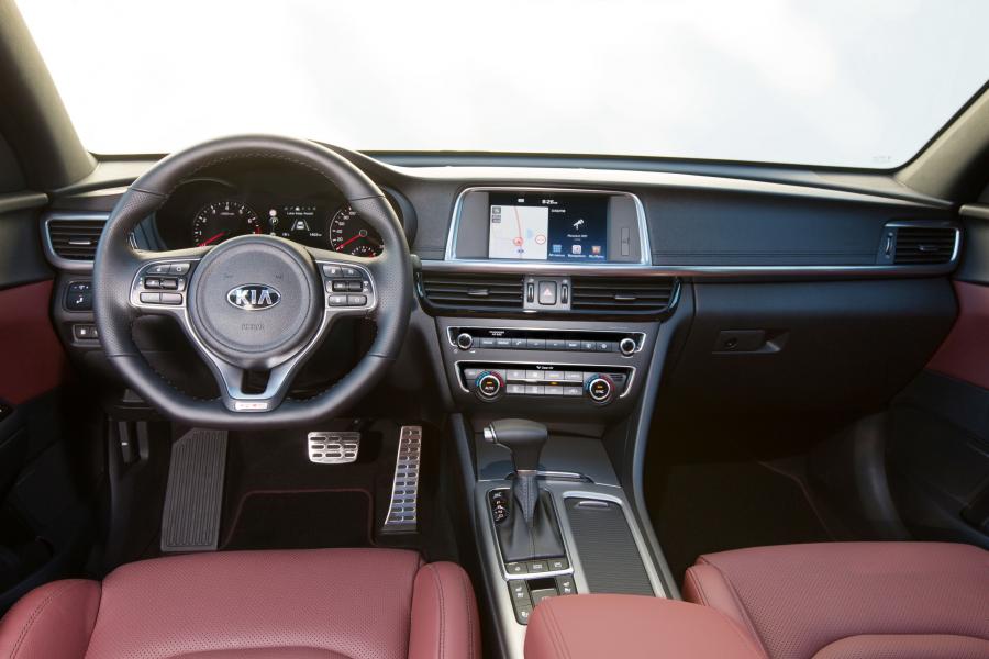 Торпедо Kia Optima Sportswagon GT 2016 года  (фото 23 из 33)